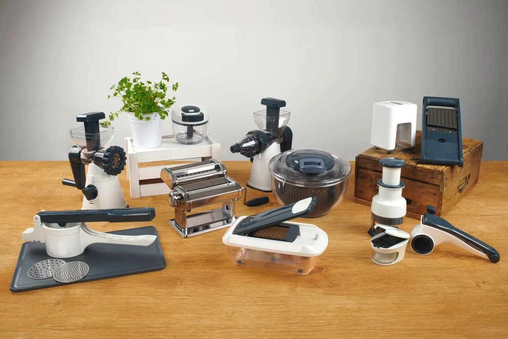 Fackelmann Gemüsehobel #easyprepare, hochwertiger Gemüseschneider, Mandoline mit 4 verschiedenen Schneideinsätzen, stabiler Küchenhobel mit Aufbewahrungsbehälter (Farbe: Blau / Grau), 1 x 6 Teile Fackelmann Gemüsehobel #easyprepare, Hochwertiger Gemüseschneider, Mandoline Mit 4 Verschiedenen Schneideinsätzen, Stabiler Küchenhobel Mit Aufbewahrungsbehälter (Farbe: Blau / Grau), 1 X 6 Teile -Kaufland Geschäft 16be1a1c7c98ef192f3f08889d9dd83f