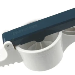 Fackelmann Spätzlepresse Easyprepare, Kortoffelpresse Mit 3 Austauschbaren Lochscheiben, Presse Mit 4 Verschiedenen Auflagehaken, Hochwetiger Kartoffelstampfer (Farbe: Weiß / Blau-Grau), 1 X 4 Teile 4 Fackelmann Spätzlepresse Easyprepare, Kortoffelpresse Mit 3 Austauschbaren Lochscheiben, Presse Mit 4 Verschiedenen Auflagehaken, Hochwetiger Kartoffelstampfer (Farbe: Weiß / Blau-Grau), 1 X 4 Teile -Kaufland Geschäft 2b0a915ad63126f9e2f71ae8bc064f64