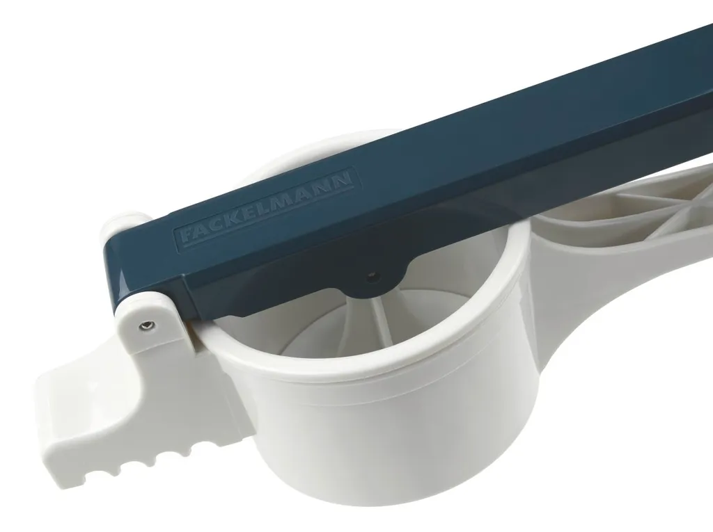 Fackelmann Spätzlepresse Easyprepare, Kortoffelpresse mit 3 austauschbaren Lochscheiben, Presse mit 4 verschiedenen Auflagehaken, hochwetiger Kartoffelstampfer (Farbe: Weiß / Blau-Grau), 1 x 4 Teile Fackelmann Spätzlepresse Easyprepare, Kortoffelpresse Mit 3 Austauschbaren Lochscheiben, Presse Mit 4 Verschiedenen Auflagehaken, Hochwetiger Kartoffelstampfer (Farbe: Weiß / Blau-Grau), 1 X 4 Teile -Kaufland Geschäft 2b0a915ad63126f9e2f71ae8bc064f64