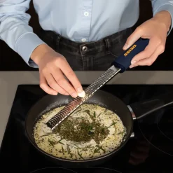 Deiss - Haushaltsartikel Deiss PRO Käsereibe - Parmesankäse, Zitrone, Ingwer, Knoblauch, Muskatnuss, Schokolade, Gemüse, Früchte - Rasiermesserscharfe, Edelstahlklinge, Breit, Spülmaschinenfest Zester 5 Deiss - Haushaltsartikel Deiss PRO Käsereibe - Parmesankäse, Zitrone, Ingwer, Knoblauch, Muskatnuss, Schokolade, Gemüse, Früchte - Rasiermesserscharfe, Edelstahlklinge, Breit, Spülmaschinenfest Zester -Kaufland Geschäft 385bb326ded5aaa3de923a3bc42fbd6d