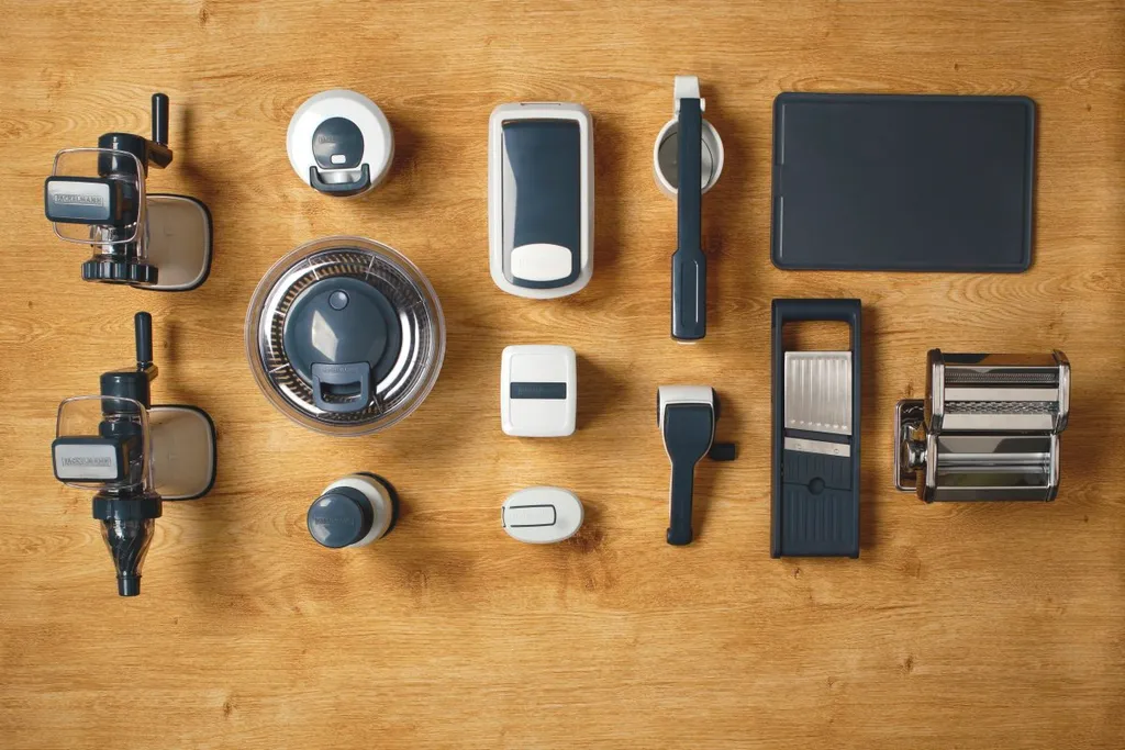 Fackelmann Gemüsehobel #easyprepare, hochwertiger Gemüseschneider, Mandoline mit 4 verschiedenen Schneideinsätzen, stabiler Küchenhobel mit Aufbewahrungsbehälter (Farbe: Blau / Grau), 1 x 6 Teile Fackelmann Gemüsehobel #easyprepare, Hochwertiger Gemüseschneider, Mandoline Mit 4 Verschiedenen Schneideinsätzen, Stabiler Küchenhobel Mit Aufbewahrungsbehälter (Farbe: Blau / Grau), 1 X 6 Teile -Kaufland Geschäft 3c160205d69dc06a604d40b5ef81621c