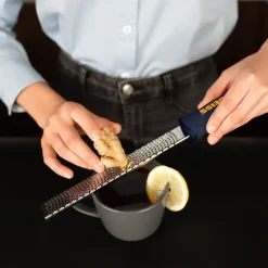 Deiss - Haushaltsartikel Deiss PRO Käsereibe - Parmesankäse, Zitrone, Ingwer, Knoblauch, Muskatnuss, Schokolade, Gemüse, Früchte - Rasiermesserscharfe, Edelstahlklinge, Breit, Spülmaschinenfest Zester 3 Deiss - Haushaltsartikel Deiss PRO Käsereibe - Parmesankäse, Zitrone, Ingwer, Knoblauch, Muskatnuss, Schokolade, Gemüse, Früchte - Rasiermesserscharfe, Edelstahlklinge, Breit, Spülmaschinenfest Zester -Kaufland Geschäft 43fd94ef7701cfae182b50eeb4db69b0