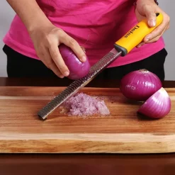 Deiss - Haushaltsartikel Deiss PRO Käsereibe - Parmesankäse, Zitrone, Ingwer, Knoblauch, Muskatnuss, Schokolade, Gemüse, Früchte - Rasiermesserscharfe Edelstahlklinge, Breit, Spülmaschinenfest Zester 6 Deiss - Haushaltsartikel Deiss PRO Käsereibe - Parmesankäse, Zitrone, Ingwer, Knoblauch, Muskatnuss, Schokolade, Gemüse, Früchte - Rasiermesserscharfe Edelstahlklinge, Breit, Spülmaschinenfest Zester -Kaufland Geschäft 47023b23c14f73d76ca80238ff87930e