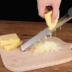 BAYLI Zitronenreibe Aus Edelstahl | Parmesanreibe [32,5 Cm] | Ingwerreibe | Multifunktionaler Zester Reibe | Muskatnuss Reibe Mit Schutz & Reinigungsbürste | Hobel Reibe Für Schokolade, Käse, Kokosnuss