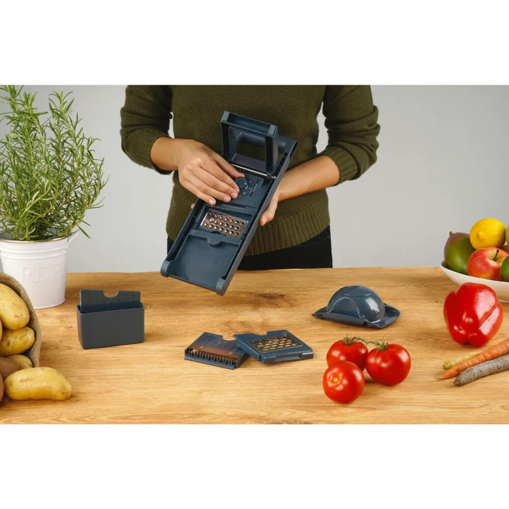 Fackelmann Gemüsehobel #easyprepare, hochwertiger Gemüseschneider, Mandoline mit 4 verschiedenen Schneideinsätzen, stabiler Küchenhobel mit Aufbewahrungsbehälter (Farbe: Blau / Grau), 1 x 6 Teile Fackelmann Gemüsehobel #easyprepare, Hochwertiger Gemüseschneider, Mandoline Mit 4 Verschiedenen Schneideinsätzen, Stabiler Küchenhobel Mit Aufbewahrungsbehälter (Farbe: Blau / Grau), 1 X 6 Teile -Kaufland Geschäft 745c25fae155b84d1d4fa95b9f792245