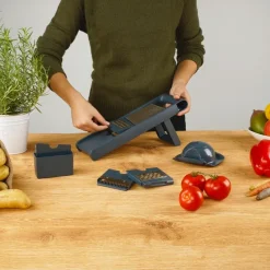 Fackelmann Gemüsehobel #easyprepare, Hochwertiger Gemüseschneider, Mandoline Mit 4 Verschiedenen Schneideinsätzen, Stabiler Küchenhobel Mit Aufbewahrungsbehälter (Farbe: Blau / Grau), 1 X 6 Teile 9 Fackelmann Gemüsehobel #easyprepare, Hochwertiger Gemüseschneider, Mandoline Mit 4 Verschiedenen Schneideinsätzen, Stabiler Küchenhobel Mit Aufbewahrungsbehälter (Farbe: Blau / Grau), 1 X 6 Teile -Kaufland Geschäft 7e44264d87c701d000354b26f1d130b6