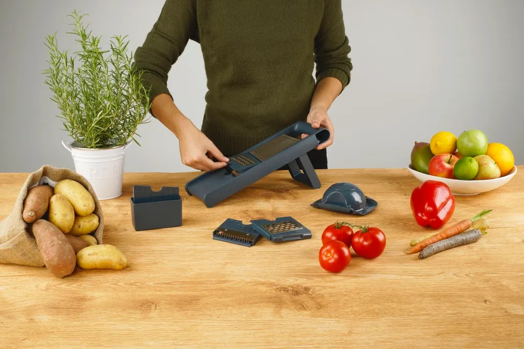 Fackelmann Gemüsehobel #easyprepare, hochwertiger Gemüseschneider, Mandoline mit 4 verschiedenen Schneideinsätzen, stabiler Küchenhobel mit Aufbewahrungsbehälter (Farbe: Blau / Grau), 1 x 6 Teile Fackelmann Gemüsehobel #easyprepare, Hochwertiger Gemüseschneider, Mandoline Mit 4 Verschiedenen Schneideinsätzen, Stabiler Küchenhobel Mit Aufbewahrungsbehälter (Farbe: Blau / Grau), 1 X 6 Teile -Kaufland Geschäft 7e44264d87c701d000354b26f1d130b6