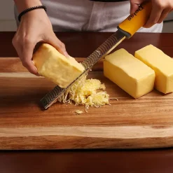 Deiss - Haushaltsartikel Deiss PRO Käsereibe - Parmesankäse, Zitrone, Ingwer, Knoblauch, Muskatnuss, Schokolade, Gemüse, Früchte - Rasiermesserscharfe Edelstahlklinge, Breit, Spülmaschinenfest Zester 4 Deiss - Haushaltsartikel Deiss PRO Käsereibe - Parmesankäse, Zitrone, Ingwer, Knoblauch, Muskatnuss, Schokolade, Gemüse, Früchte - Rasiermesserscharfe Edelstahlklinge, Breit, Spülmaschinenfest Zester -Kaufland Geschäft a44515622f3d44b8341c048031fca9af