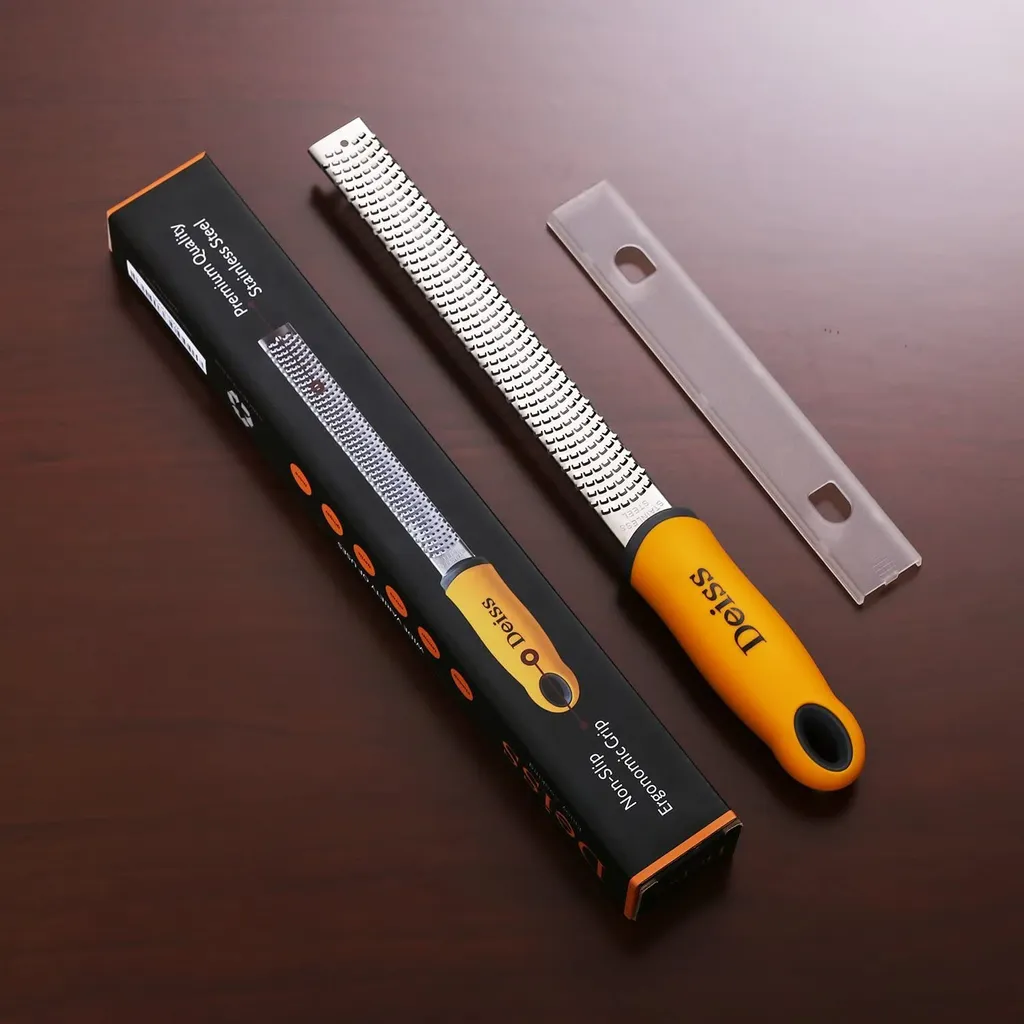 Deiss PRO Käsereibe - Parmesankäse, Zitrone, Ingwer, Knoblauch, Muskatnuss, Schokolade, Gemüse, Früchte - Rasiermesserscharfe Edelstahlklinge, breit, spülmaschinenfest Zester Deiss - Haushaltsartikel Deiss PRO Käsereibe - Parmesankäse, Zitrone, Ingwer, Knoblauch, Muskatnuss, Schokolade, Gemüse, Früchte - Rasiermesserscharfe Edelstahlklinge, Breit, Spülmaschinenfest Zester -Kaufland Geschäft b9f74e644fd056273f899b508a0c3bda