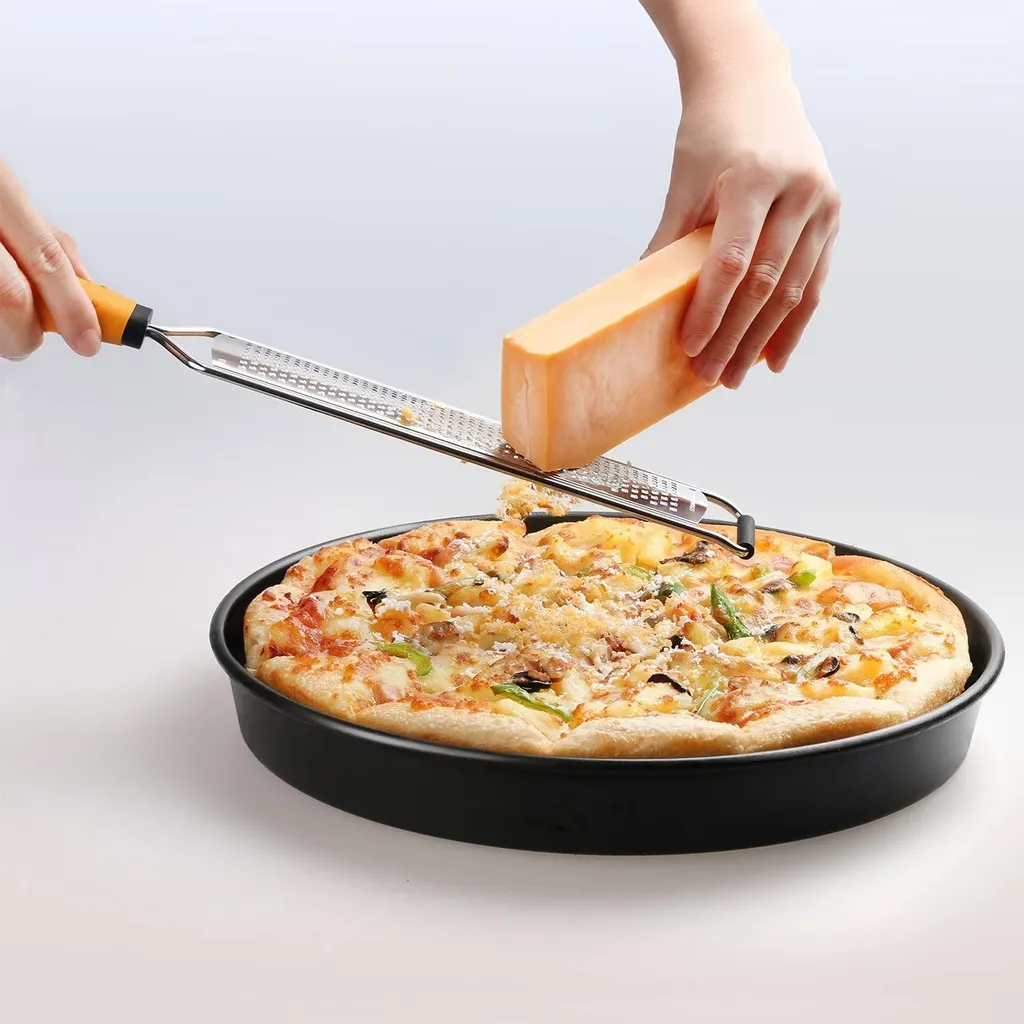 DEISS PRO Käsereibe - Parmesankäse, Zitrone, Ingwer, Knoblauch, Muskatnuss, Schokolade, Gemüse, Früchte - Rasiermesserscharfe Edelstahlklinge, breit, spülmaschinenfest Deiss - Haushaltsartikel DEISS PRO Käsereibe - Parmesankäse, Zitrone, Ingwer, Knoblauch, Muskatnuss, Schokolade, Gemüse, Früchte - Rasiermesserscharfe Edelstahlklinge, Breit, Spülmaschinenfest -Kaufland Geschäft bc2cde12a494de586d569f7f46ee57e4