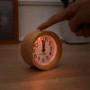 Navaris Analog Holz Wecker Mit Snooze - Retro Uhr Mit Ziffernblatt Alarm Licht - Leise Vintage Wood Tischuhr Ohne Ticken - Naturholz In Hellbraun