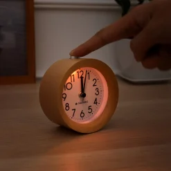 Navaris Analog Holz Wecker Mit Snooze - Retro Uhr Mit Ziffernblatt Alarm Licht - Leise Vintage Wood Tischuhr Ohne Ticken - Naturholz In Hellbraun