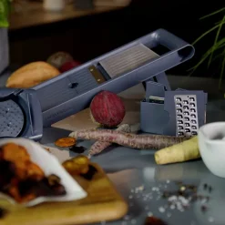 Fackelmann Gemüsehobel #easyprepare, Hochwertiger Gemüseschneider, Mandoline Mit 4 Verschiedenen Schneideinsätzen, Stabiler Küchenhobel Mit Aufbewahrungsbehälter (Farbe: Blau / Grau), 1 X 6 Teile 5 Fackelmann Gemüsehobel #easyprepare, Hochwertiger Gemüseschneider, Mandoline Mit 4 Verschiedenen Schneideinsätzen, Stabiler Küchenhobel Mit Aufbewahrungsbehälter (Farbe: Blau / Grau), 1 X 6 Teile -Kaufland Geschäft ea03f5f87918c6edc838d43771a5b614