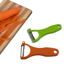 BAYLI 2er Set - Sparschäler Für Obst Und Gemüse - 2er Pack Gemüseschäler Farbe - 1 X Grün Und 1 X Orange | Obstschäler Mit Edelstahl Klinge | Universalschäler - Kartoffelschäler 13,4cm X 6,8cm