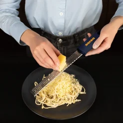Deiss - Haushaltsartikel Deiss PRO Käsereibe - Parmesankäse, Zitrone, Ingwer, Knoblauch, Muskatnuss, Schokolade, Gemüse, Früchte - Rasiermesserscharfe, Edelstahlklinge, Breit, Spülmaschinenfest Zester 2 Deiss - Haushaltsartikel Deiss PRO Käsereibe - Parmesankäse, Zitrone, Ingwer, Knoblauch, Muskatnuss, Schokolade, Gemüse, Früchte - Rasiermesserscharfe, Edelstahlklinge, Breit, Spülmaschinenfest Zester -Kaufland Geschäft ef7ab20e4d73fec70d5bcfa8e4444b4a